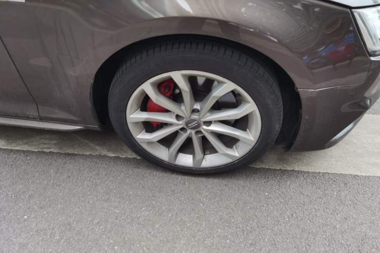 Used Audi A4L 2018 30th Anniversary Edition 45 TFSI quattro Individual Sport Edition Right Front Wheel Hub