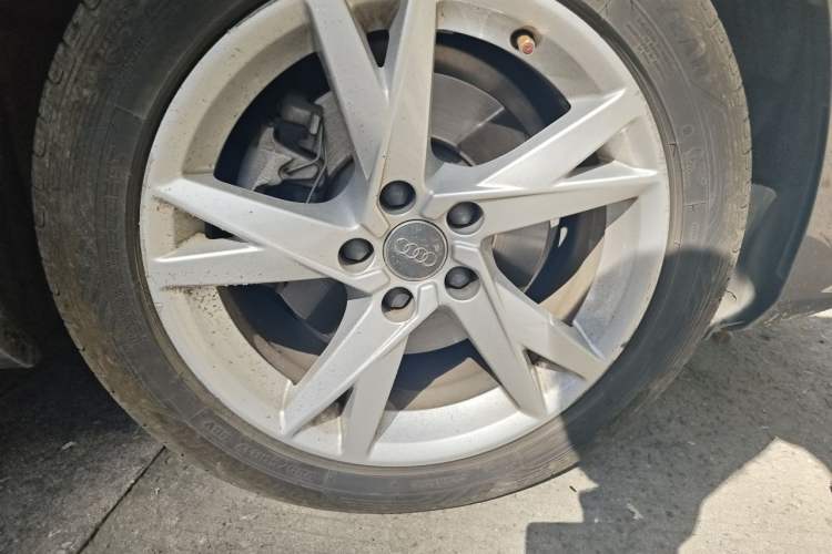 Used Audi A4L 2018 30th Anniversary Edition 40 TFSI Trendy Model Right Front Wheel Hub