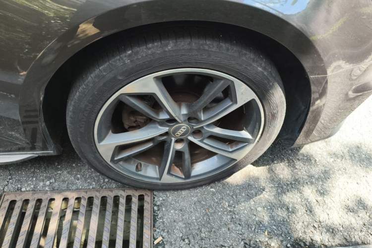 Used Audi A4L 2018 30th Anniversary Edition 40 TFSI Trendy Model Right Front Wheel Hub