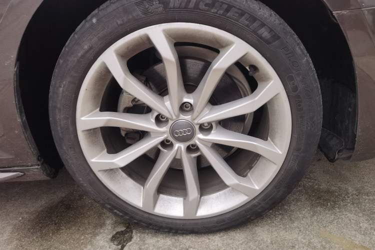 Used Audi A4L 2018 30th Anniversary Edition 40 TFSI Fashion Model Right Front Wheel Hub