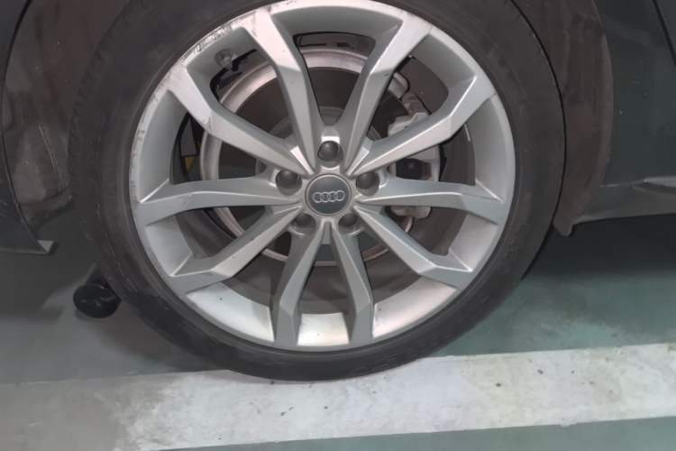 Used Audi A4L 2018 30th Anniversary Edition 40 TFSI Fashion Model Right Front Wheel Hub