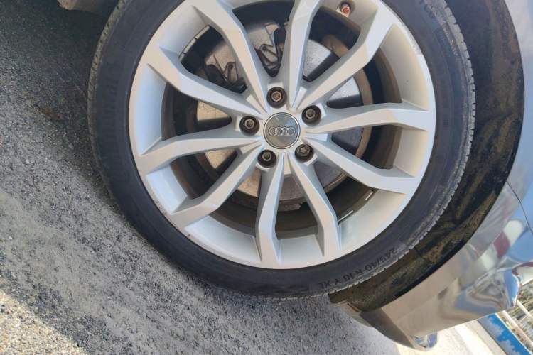 Used Audi A4L 2018 30th Anniversary Edition 40 TFSI Fashion Model Right Front Wheel Hub