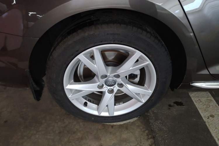 Used Audi A4L 2018 30th Anniversary Edition 40 TFSI Trendy Model Right Rear Wheel Hub