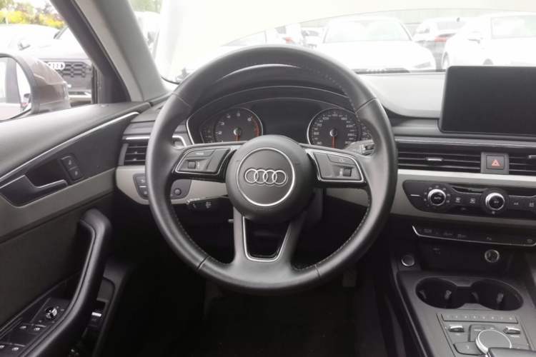 Used Audi A4L 2018 30th Anniversary Edition 40 TFSI Trendy Model Steering Wheel