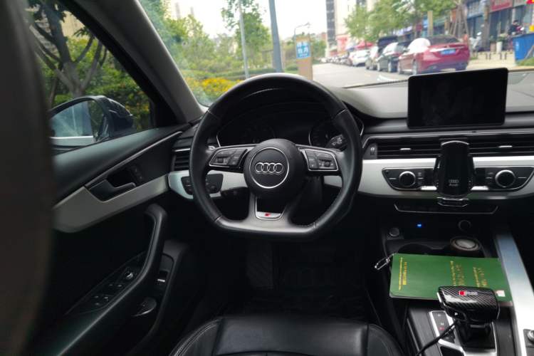 Used Audi A4L 2018 30th Anniversary Edition 45 TFSI quattro Individual Sport Edition Steering Wheel