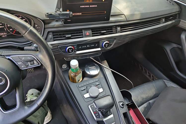 Used Audi A4L 2018 30th Anniversary Edition 40 TFSI Fashion Model Audio And AC Panel