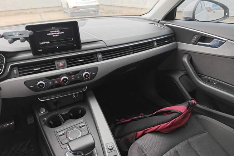 Used Audi A4L 2018 30th Anniversary Edition 40 TFSI Trendy Model Audio And AC Panel