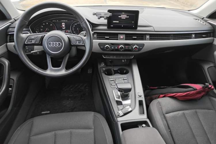 Used Audi A4L 2018 30th Anniversary Edition 40 TFSI Trendy Model Center Console