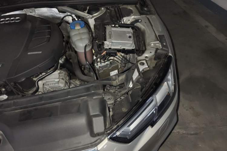 Used Audi A4L 2018 30th Anniversary Edition 40 TFSI Fashion Model Engine Bay Left