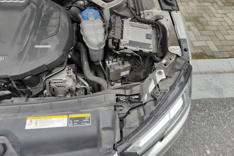 Used Audi A4L 2018 30th Anniversary Edition 40 TFSI Fashion Model Engine Bay Left
