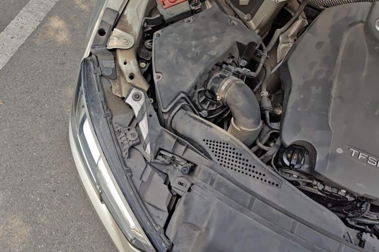Used Audi A4L 2018 30th Anniversary Edition 40 TFSI Fashion Model Engine Bay Right