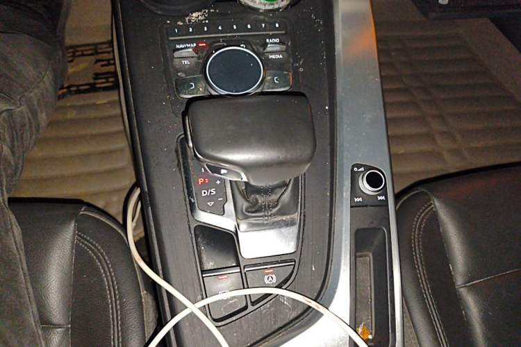 Used Audi A4L 2018 30th Anniversary Edition 40 TFSI Fashion Model Gear Lever