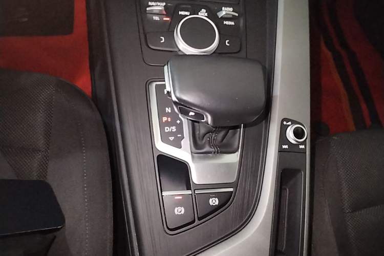 Used Audi A4L 2018 30th Anniversary Edition 30 TFSI Ambition Model Gear Lever
