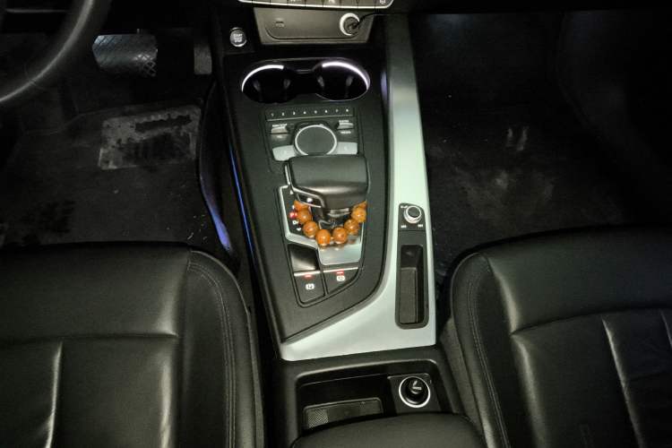 Used Audi A4L 2018 30th Anniversary Edition 40 TFSI Fashion Model Gear Lever