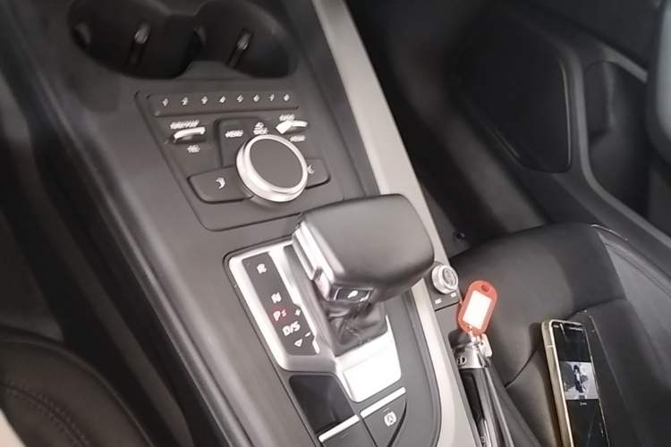 Used Audi A4L 2018 30th Anniversary Edition 40 TFSI Trendy Model Gear Lever