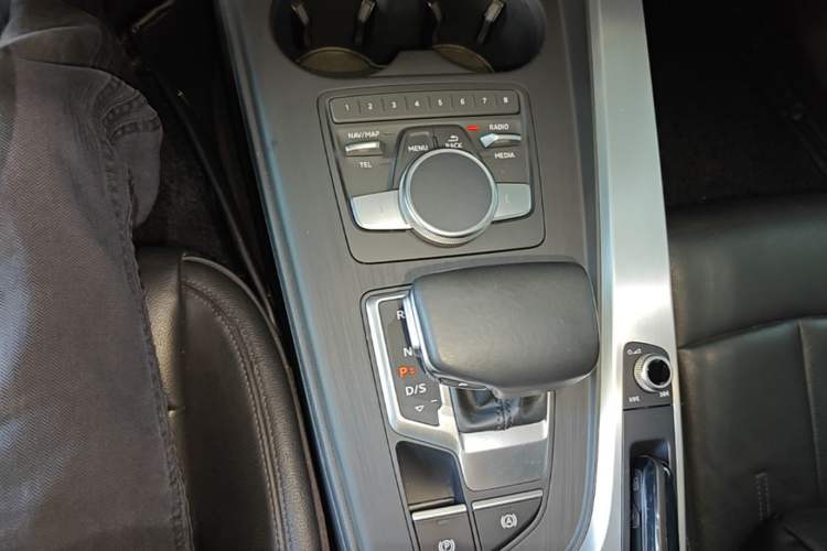 Used Audi A4L 2018 30th Anniversary Edition 40 TFSI Fashion Model Gear Lever