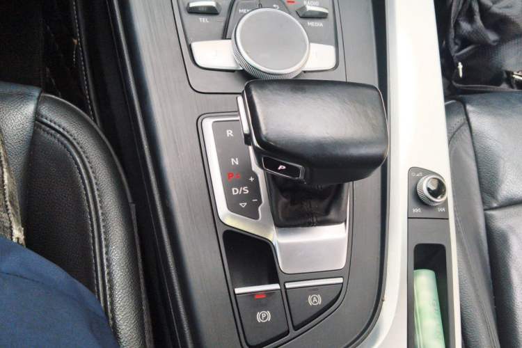 Used Audi A4L 2018 30th Anniversary Edition 40 TFSI Fashion Model Gear Lever