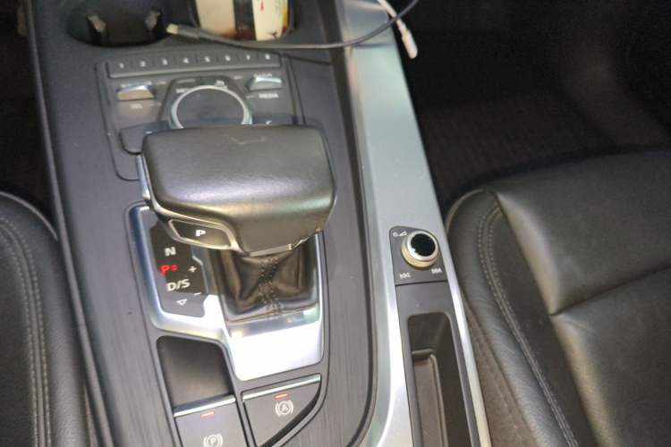 Used Audi A4L 2018 30th Anniversary Edition 45 TFSI quattro Individual Sport Edition Gear Lever