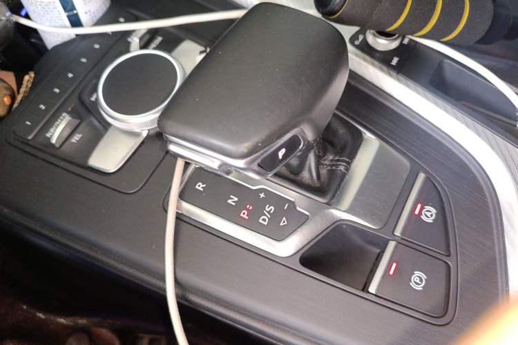 Used Audi A4L 2018 30th Anniversary Edition 40 TFSI Fashion Model Gear Lever