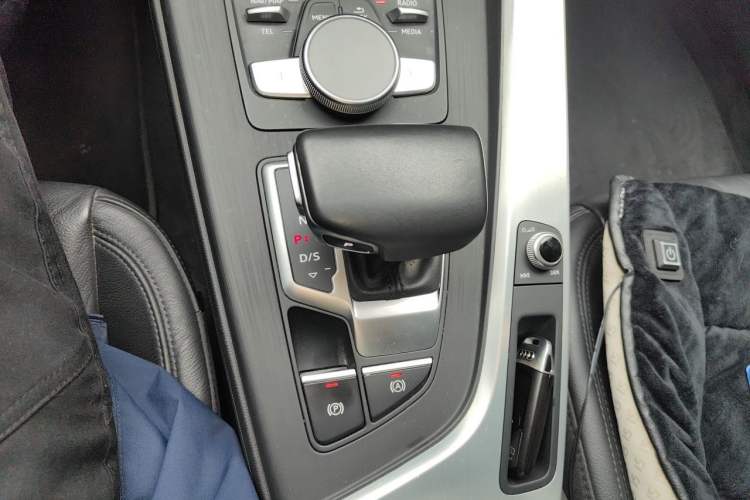 Used Audi A4L 2018 30th Anniversary Edition 40 TFSI Fashion Model Gear Lever