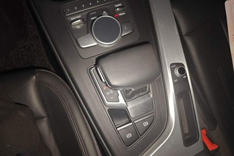 Used Audi A4L 2018 30th Anniversary Edition 40 TFSI Fashion Model Gear Lever