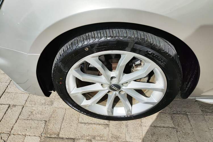 Used Audi A4L 2018 30th Anniversary Edition 40 TFSI Fashion Model Left Front Wheel Hub