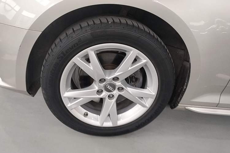 Used Audi A4L 2018 30th Anniversary Edition 40 TFSI Trendy Model Left Front Wheel Hub