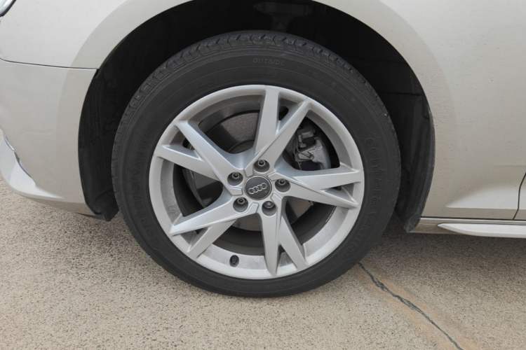 Used Audi A4L 2018 30th Anniversary Edition 40 TFSI Trendy Model Left Front Wheel Hub