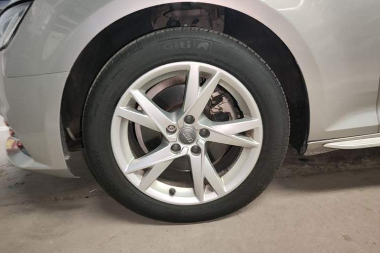 Used Audi A4L 2018 30th Anniversary Edition 40 TFSI Trendy Model Left Front Wheel Hub