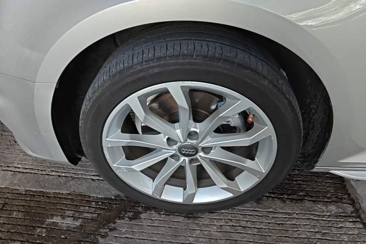 Used Audi A4L 2018 30th Anniversary Edition 40 TFSI Fashion Model Left Front Wheel Hub