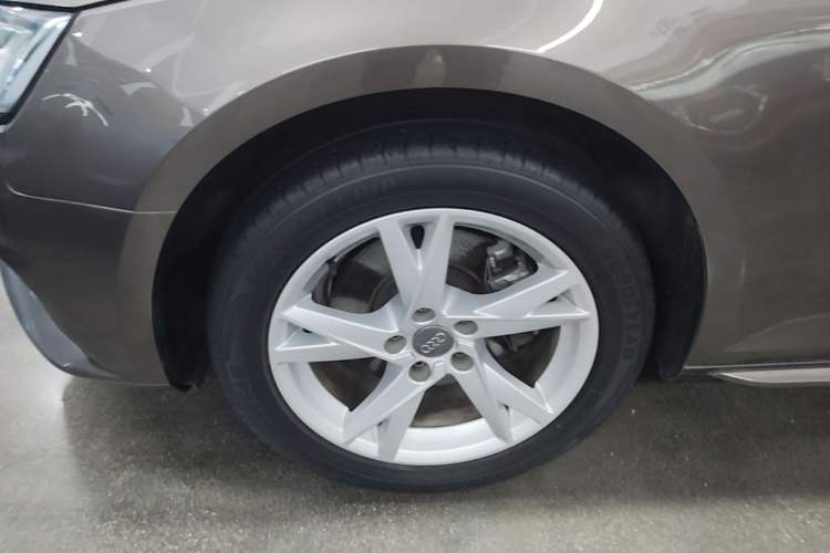Used Audi A4L 2018 30th Anniversary Edition 40 TFSI Trendy Model Left Front Wheel Hub