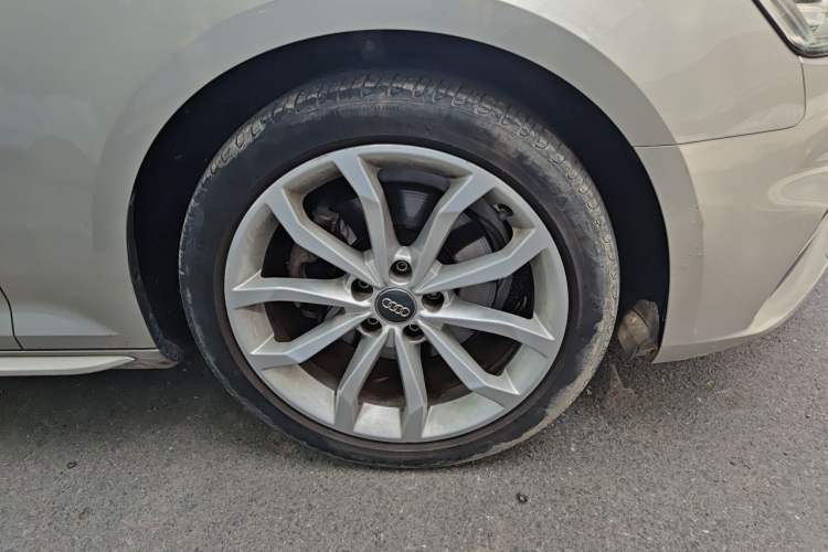 Used Audi A4L 2018 30th Anniversary Edition 40 TFSI Fashion Model Right Front Wheel Hub