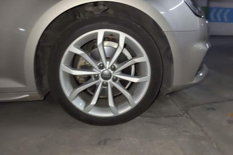 Used Audi A4L 2018 30th Anniversary Edition 40 TFSI Fashion Model Right Front Wheel Hub