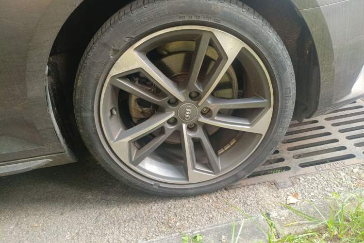 Used Audi A4L 2018 30th Anniversary Edition 40 TFSI Trendy Model Right Front Wheel Hub