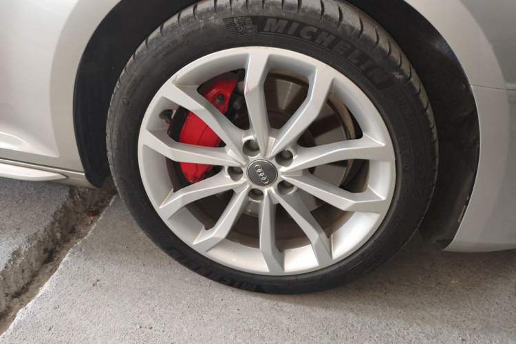 Used Audi A4L 2018 30th Anniversary Edition 45 TFSI quattro Individual Sport Edition Right Front Wheel Hub