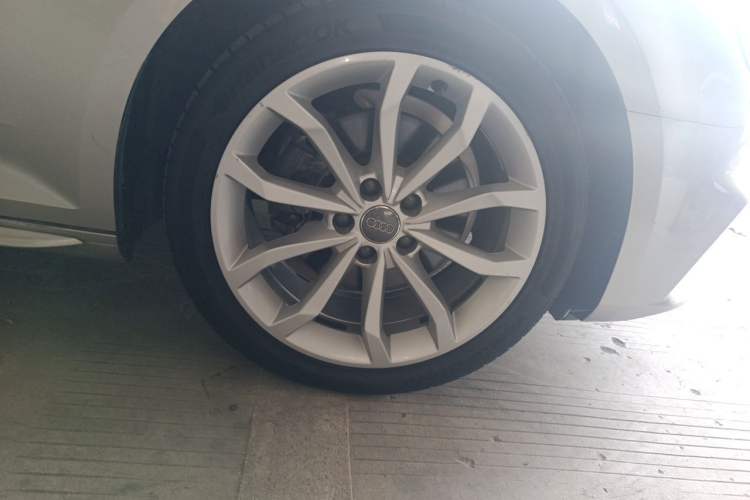 Used Audi A4L 2018 30th Anniversary Edition 40 TFSI Fashion Model Right Front Wheel Hub