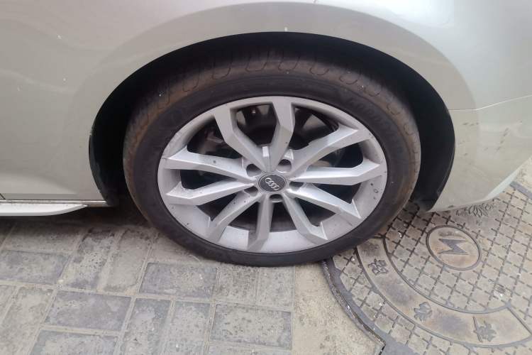 Used Audi A4L 2018 30th Anniversary Edition 40 TFSI Fashion Model Right Front Wheel Hub