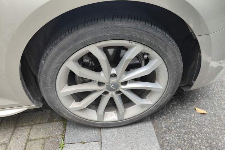 Used Audi A4L 2018 30th Anniversary Edition 40 TFSI Fashion Model Right Front Wheel Hub