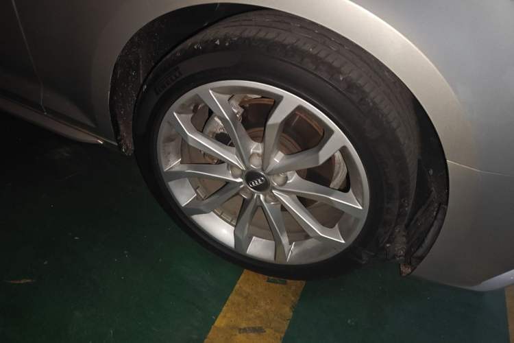 Used Audi A4L 2018 30th Anniversary Edition 40 TFSI Fashion Model Right Front Wheel Hub