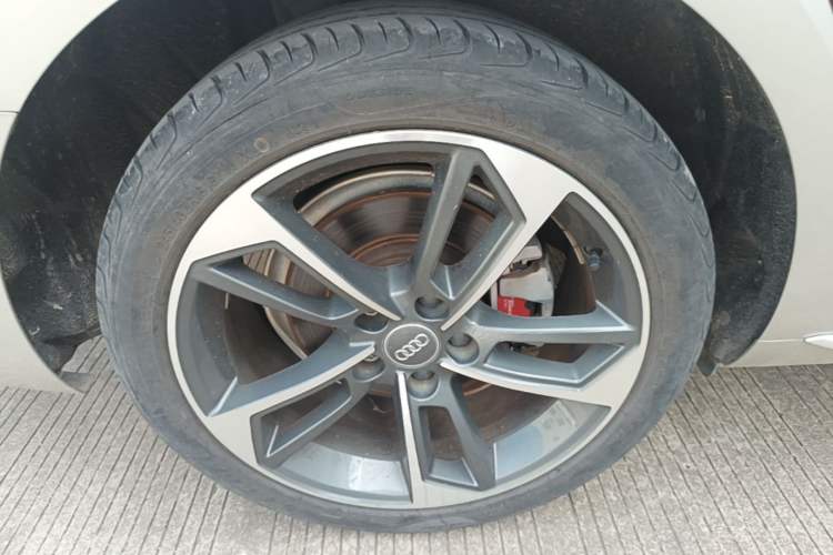 Used Audi A4L 2018 30th Anniversary Edition 40 TFSI Sport Edition Right Rear Wheel Hub