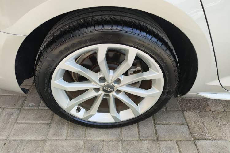 Used Audi A4L 2018 30th Anniversary Edition 40 TFSI Fashion Model Right Rear Wheel Hub