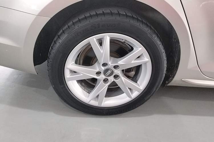 Used Audi A4L 2018 30th Anniversary Edition 40 TFSI Trendy Model Right Rear Wheel Hub