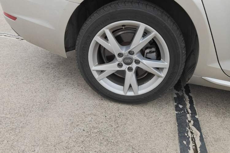 Used Audi A4L 2018 30th Anniversary Edition 40 TFSI Trendy Model Right Rear Wheel Hub