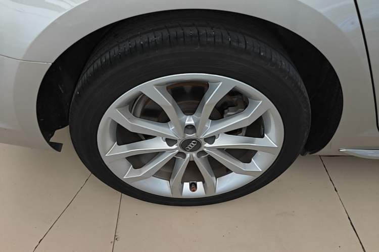 Used Audi A4L 2018 30th Anniversary Edition 40 TFSI Fashion Model Right Rear Wheel Hub
