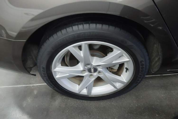 Used Audi A4L 2018 30th Anniversary Edition 40 TFSI Trendy Model Right Rear Wheel Hub