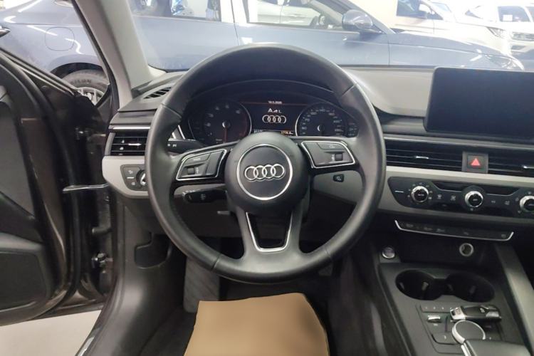 Used Audi A4L 2018 30th Anniversary Edition 40 TFSI Trendy Model Steering Wheel