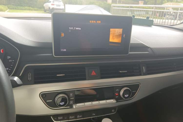 Used Audi A4L 2018 30th Anniversary Edition 40 TFSI Fashion Model Audio And AC Panel