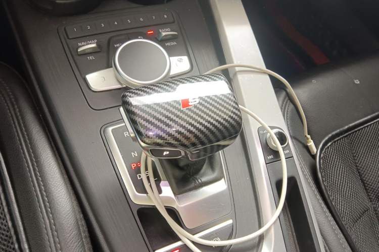 Used Audi A4L 2018 30th Anniversary Edition 40 TFSI Fashion Model Gear Lever