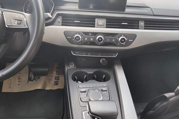 Used Audi A4L 2018 30th Anniversary Edition 40 TFSI Trendy Model Audio And AC Panel
