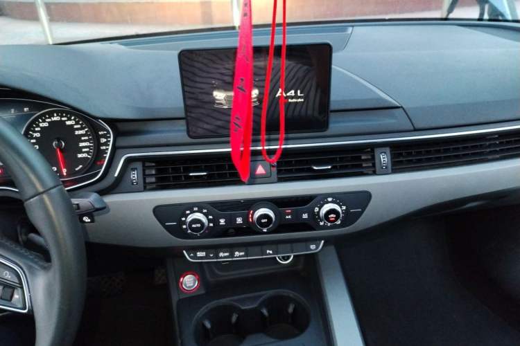 Used Audi A4L 2018 30th Anniversary Edition 40 TFSI Trendy Model Audio And AC Panel